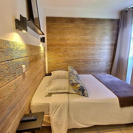 Atlantis Hotel 2*